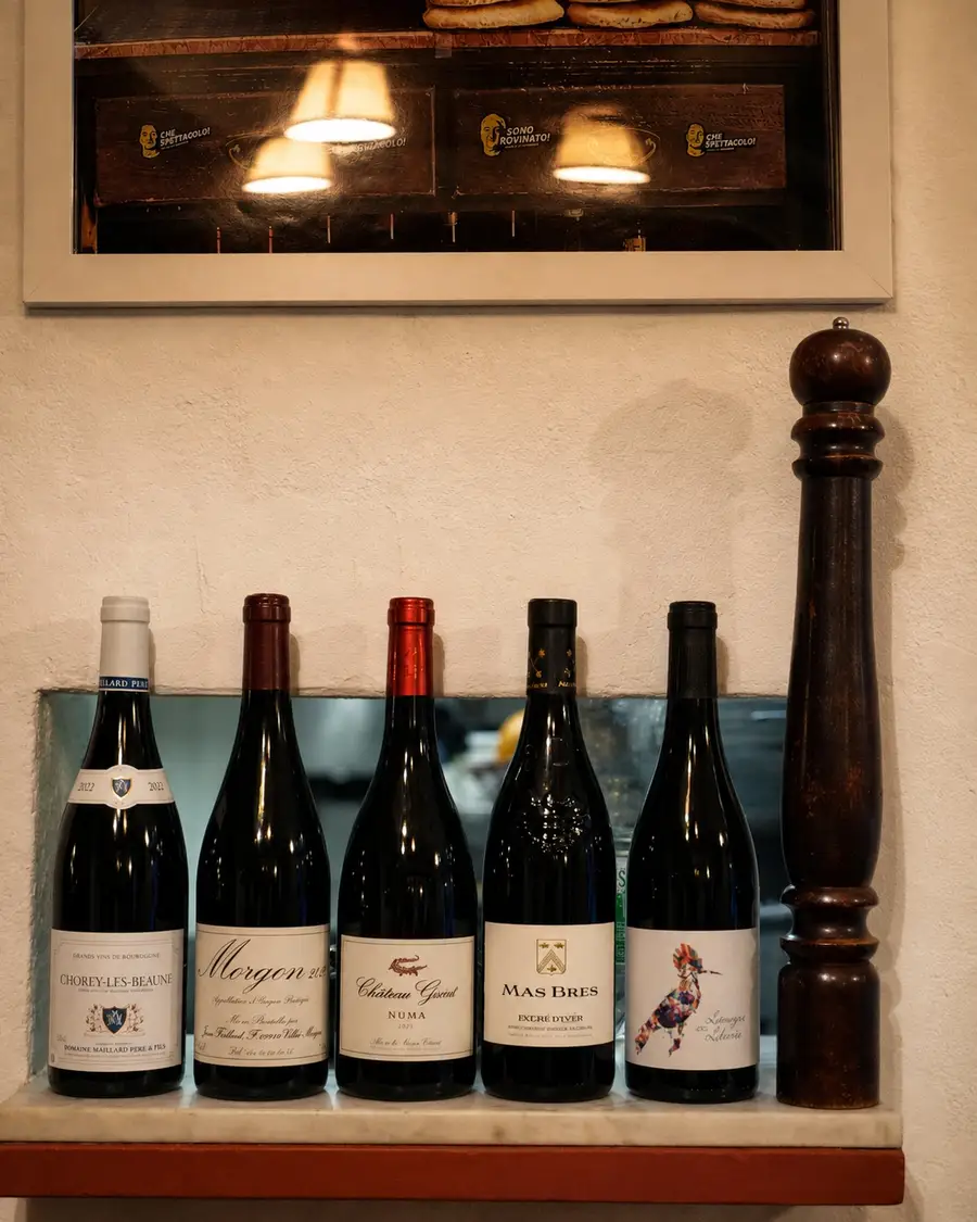 Bouteilles de la cave sur le marbre