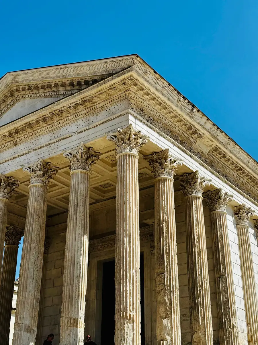 Les colonnes de la Maison Carrée sous un ciel bleu