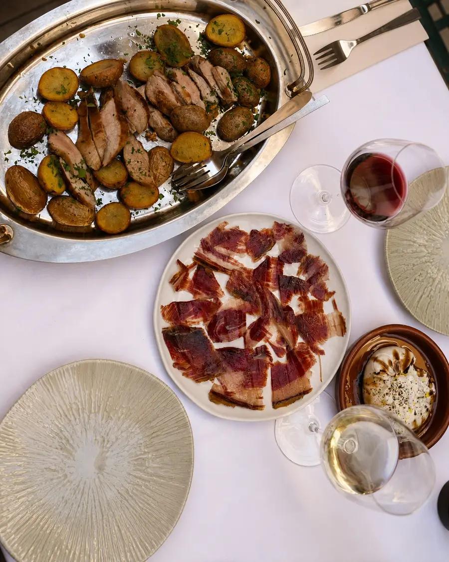 Viande tranchée et pommes de terre, vue du dessus